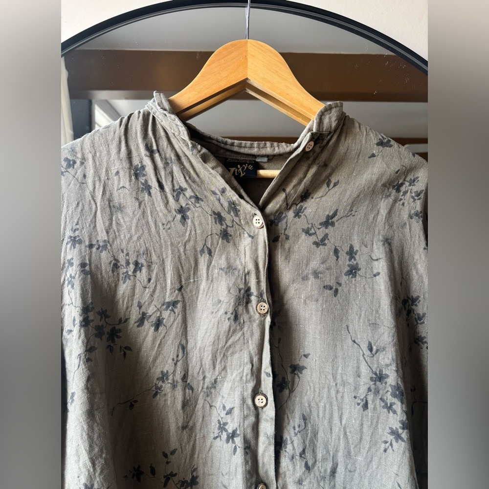 ITZYU | BC made floral linen with wooden buttons | size large - Picture 4 of 6